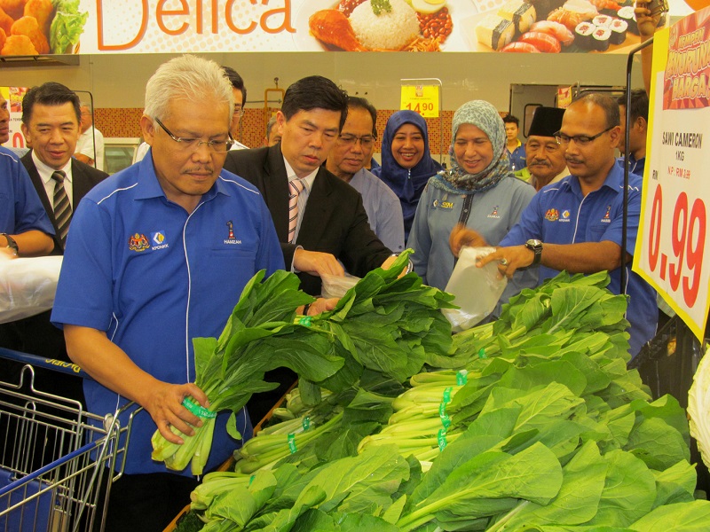 Domestic Trade, Cooperatives and Consumerism Minister Datuk Hamzah Zainudin (front) says his ministry wants to enforce a law segregating trolleys for halal and non-halal food items. – The Malaysian Insider file pic, November 7, 2015.