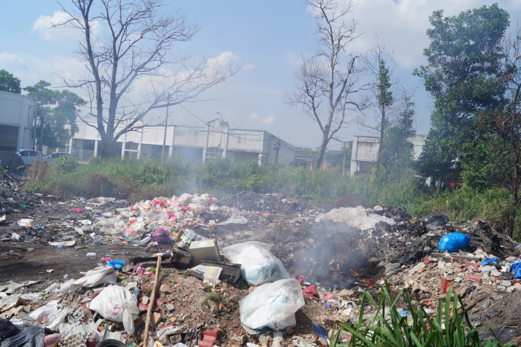 Open burning in Nilai. The government is considering to increase the fine for open burning. – The Malaysian Insider file pic, February 18, 2016.
