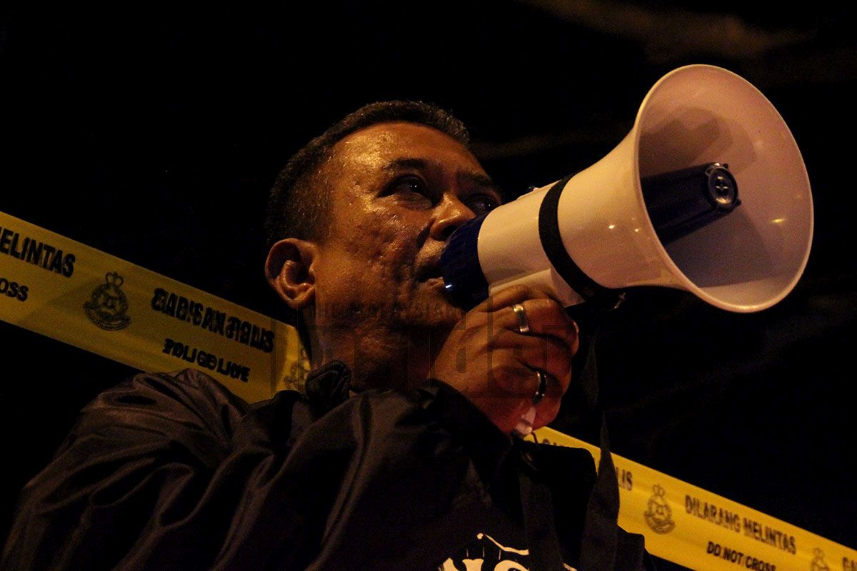 Allahyarham Abd Halim Hamid, bapa kepada aktivis pelajar Adam Ali berucap di depan orang ramai dalam satu program membabitkan anaknya itu di Kuala Lumpur. – Gambar fail The Malaysian Insider, 28 Mei, 2015.