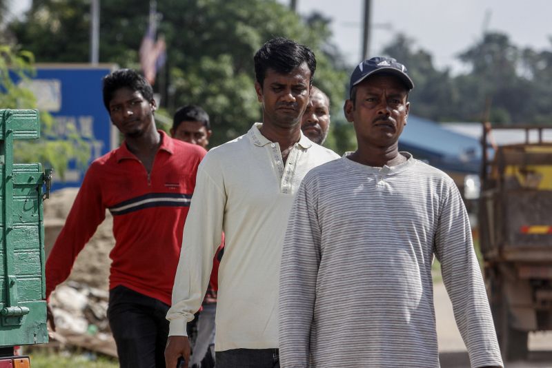 Penduduk setempat menginginkan pekerjaan pabrik tetapi kalah dengan orang asing, kata pemuda Malaysia