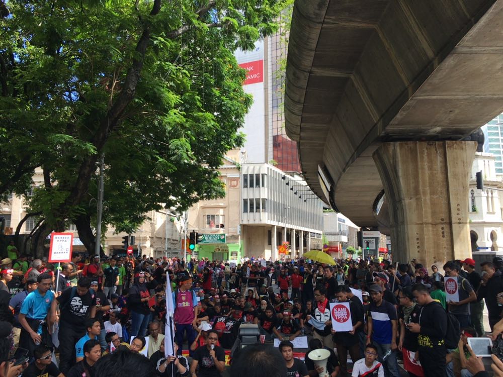 Anti-TPPA protesters at the Jalan Raja and Jalan Tuanku Abdul Rahman intersection. – The Malaysian Insider pic, January 23, 2016.
