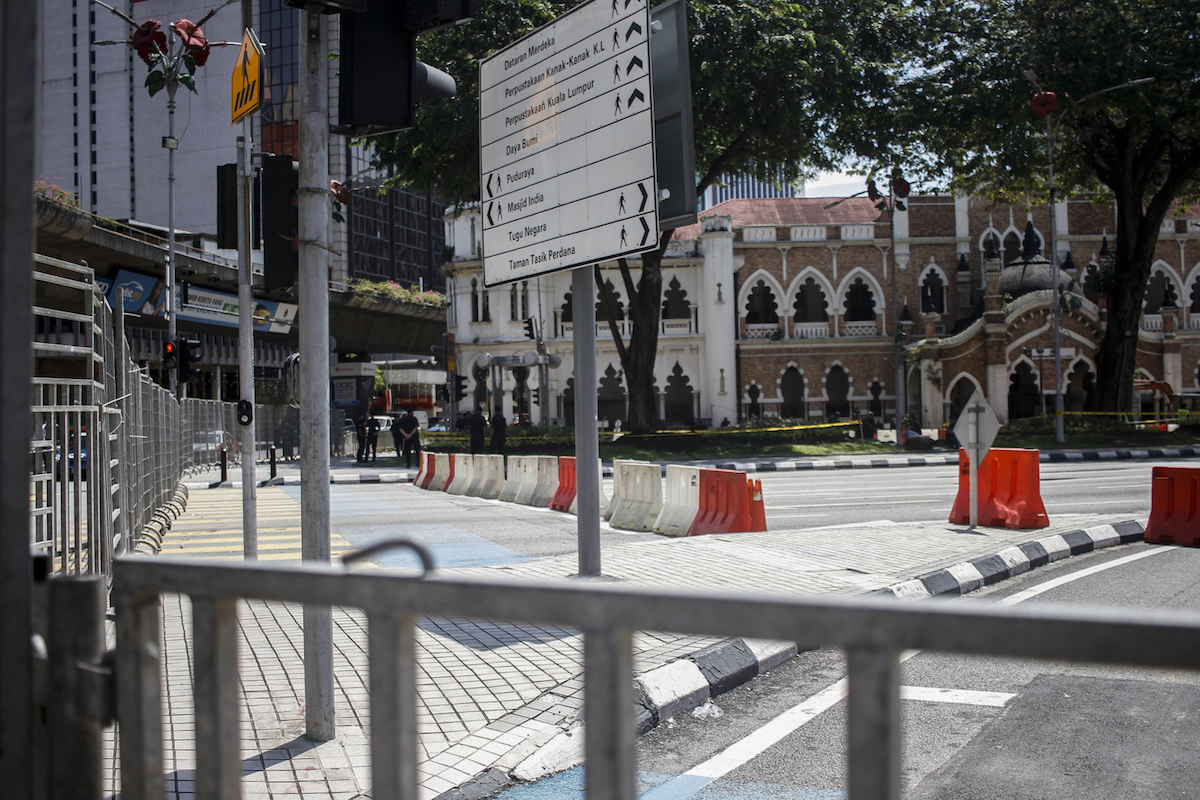 Police have cordoned off the roads leading to Dataran Merdeka. – The Malaysian Insider pic by Seth Akmal, January 23, 2016.
