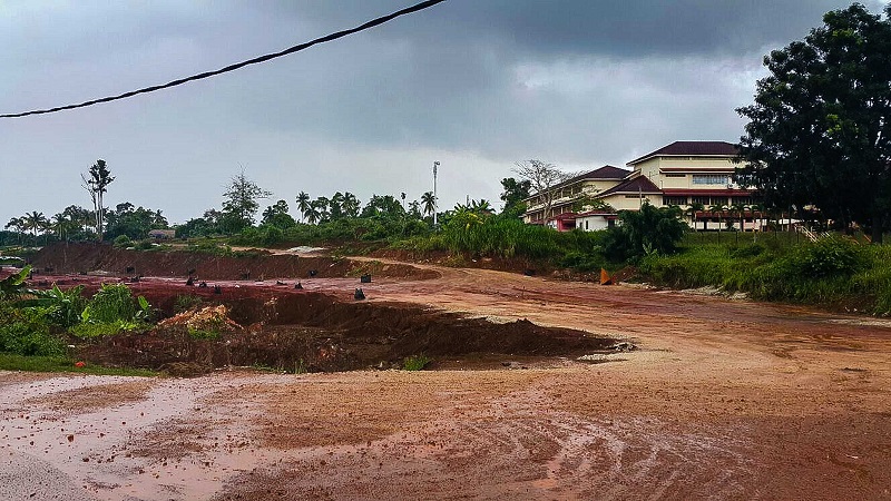 The land surrounding a primary school in the Bukit Goh area is red and scarred by bauxite mining. – The Malaysian Insider pic by Afif Abd Halim, December 19, 2015.