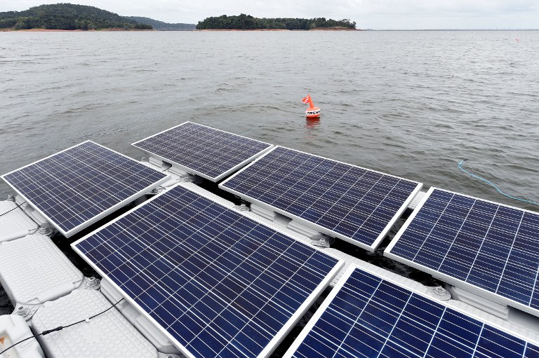 The floating solar photovoltaic panels, part of a pilot project installed in the Balbina Lake reservoir, which was created when the hydroelectric dam and power station Balbina Dam was built on the Uatuma River in the Amazon rainforest. –  AFP pic, March 13, 2016. 