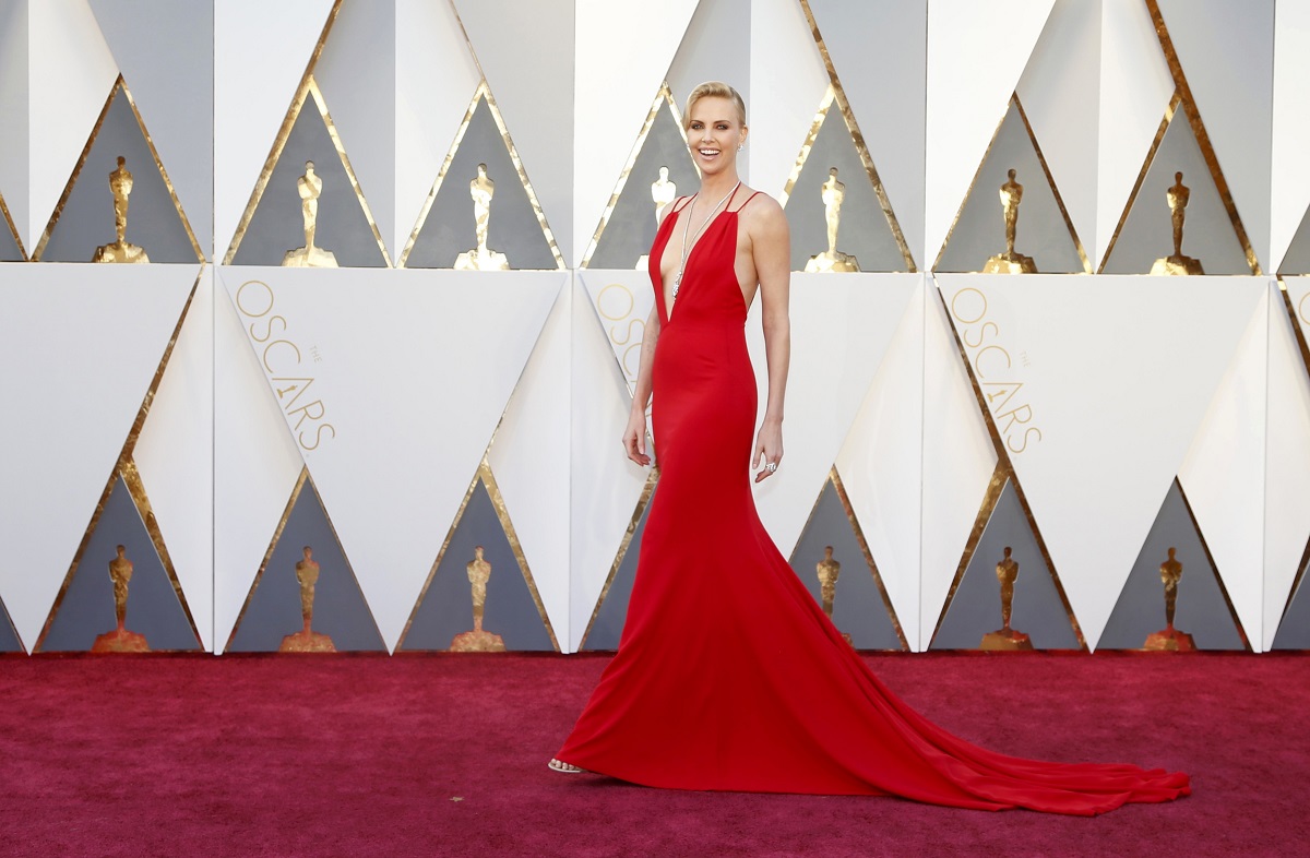 Presenter Charlize Theron tiba di Academy Awards ke-88 di Hollywood, California hari ini.– Foto Reuters, 29 Februari 2016.