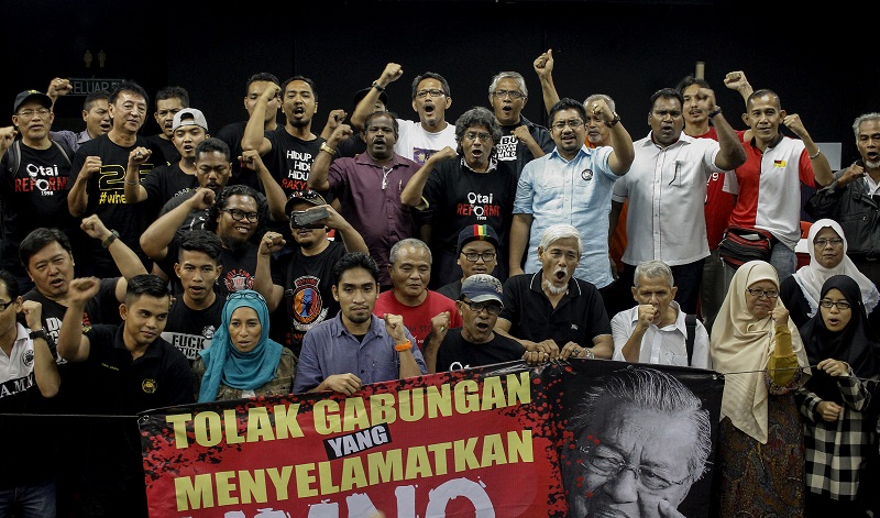 About 200 people turned up at a pro-opposition gathering yesterday to denounce the opposition leaders who signed the Citizens’ Declaration on March 4. – The Malaysian Insider pic by Seth Akmal, March 13, 2016.