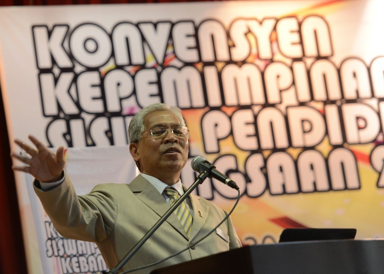 Datuk Seri Idris Jusoh says it is his personal commitment to ensure no university students go hungry due to financial constraints. – The Malaysian Insider file pic, January 10, 2016.
