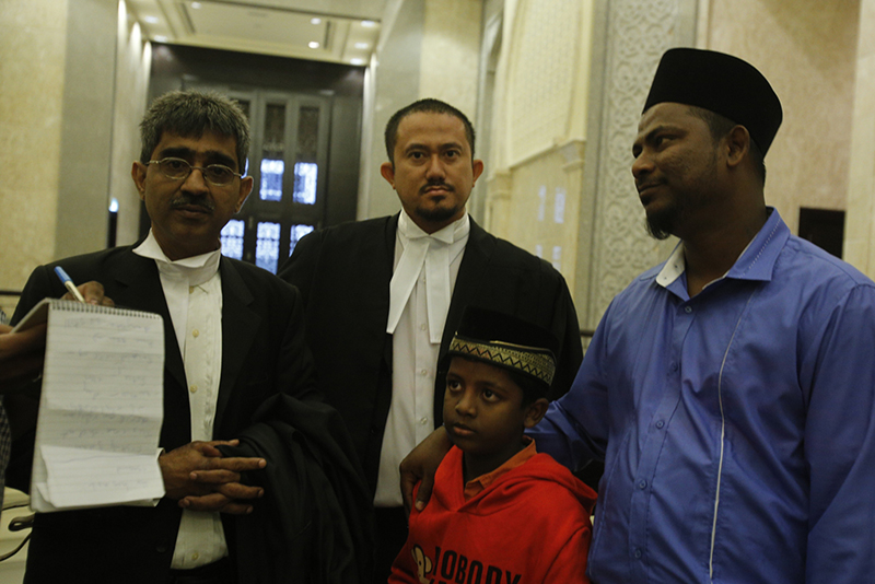 Mahkamah Persekutuan yang disidangi 5 orang hakim pada Rabu lepas memberi hak penjagaan anak lelaki kepada Izwan Abdullah (kanan), sementara hak penjagaan anak perempuan diberikan kepada ibunya S Deepa. – Gambar fail The Malaysian Insider, 15 Februari, 2016.