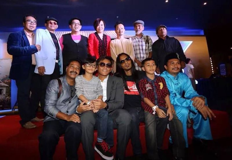 Director Liew Seng Tat (third from right), producer Sharon Gan (fourth from right) and the cast of Lelaki Harapan Dunia at the Malaysian premiere held at the GSC in Pavilion Kuala Lumpur on November 25, 2014. – Piic from movie's FB page, December 11, 2014.