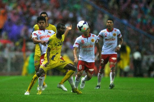Action from the Malaysia Cup Final between Pahang (yellow) and Kelantan at the Stadium Shah Alam last night. The Malaysian Insider pic by Afif Abd Halim, November 4, 2013.