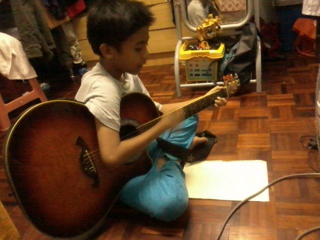 Memupuk minat bermain gitar perlu bermula sejak kecil.