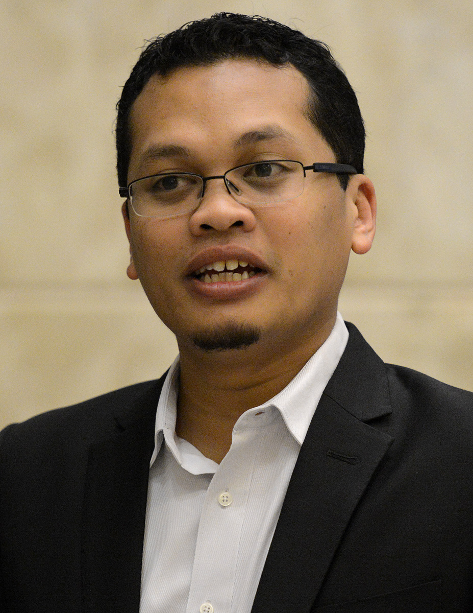 Nik Nazmi outside the Court of Appeal, today. – The Malaysian Insider pic by Najjua Zulkefli, April 25, 2014.