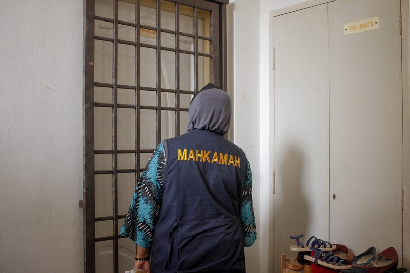  Wan Muhammad Azri Wan Deris atau dikenali sebagai Papagomo kalah dalam kes saman fitnah Datuk Seri Anwar Ibrahim dan mahkamah mengarahkan hartanya disita dan dilelong. Dia bagaimanapun tiada di rumah ketika peguam Anwar dan pegawai mahkamah tiba di rumahnya. – Gambar The Malaysian Insider oleh Seth Akmal, 14 Mac, 2016.