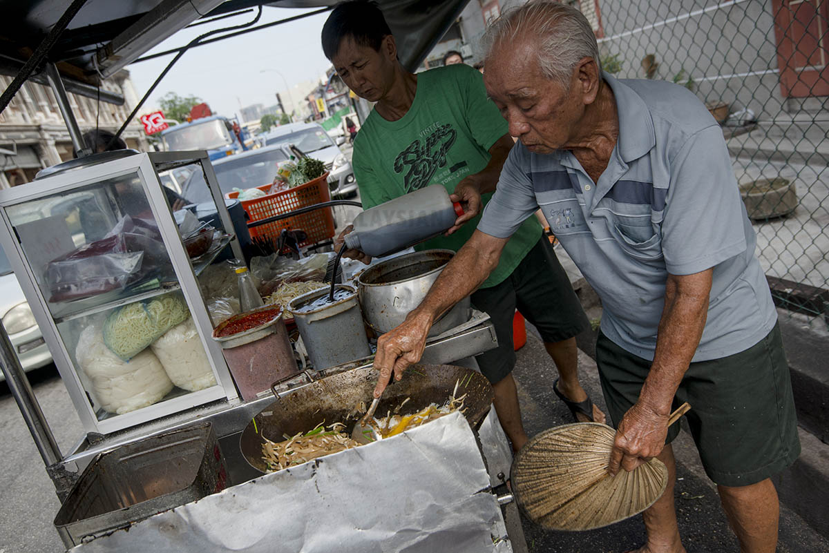 The stall uses an old-school charcoal stove which many swear gives the noodles a delightful earthy aroma. – The Malaysian Insider pic by Hasnoor Hussain, June 29, 2015.