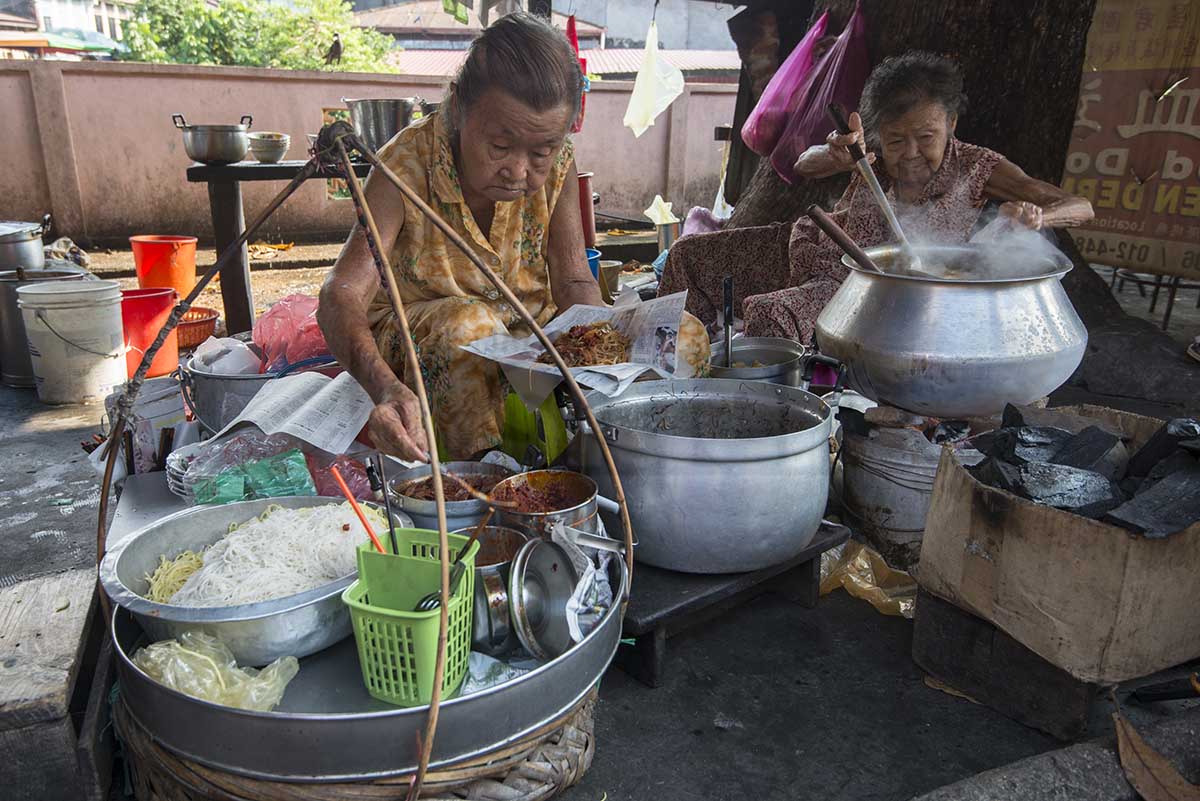The Lim sisters preparing noodles for the endless drone of customers at their curry mee stall in Air Hitam. – The The Malaysian Insider pic by Hasnoor Hussain, June 29, 2015.