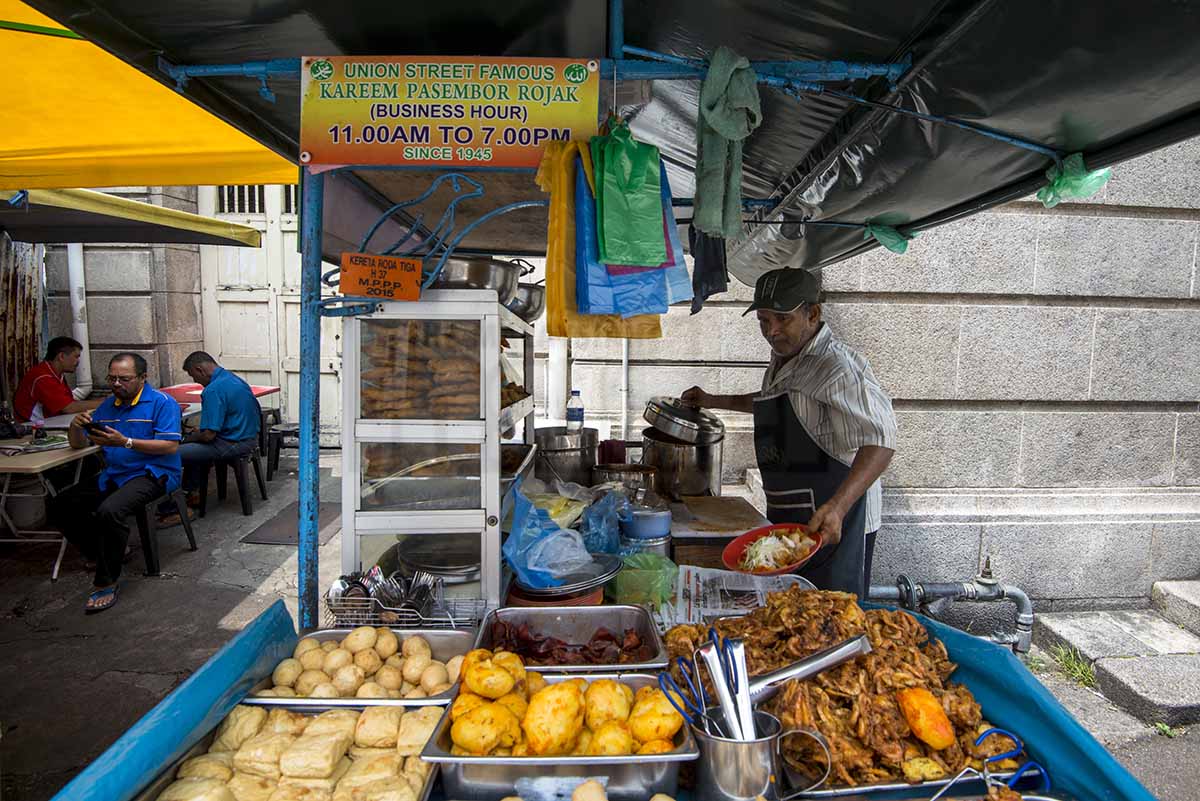 Abdul Kareem is the bubbly, friendly owner who dishes up your awesome plate of pasembor with a smile. – The Malaysian Insider pic by Hasnoor Hussain, June 29, 2015.