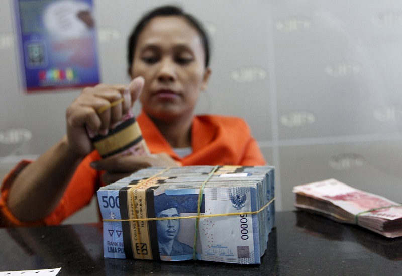 Indonesia’s economy beat analysts’ estimates to expand 5.04% in the fourth quarter and the rupiah together with the baht and ringgit are the top three performers among Asia’s emerging markets over three months. – Reuters file pic, February 12, 2016.