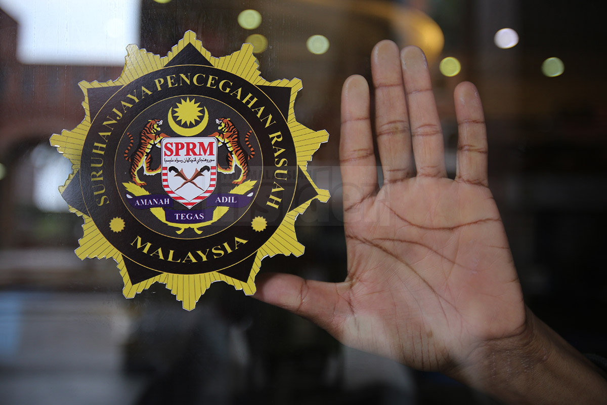 The Malaysian Anti-Corruption Commission is investigating cases of bribes received from companies to approve their loan applications in 2013. – The Malaysian Insider file pic, March 11, 2016.