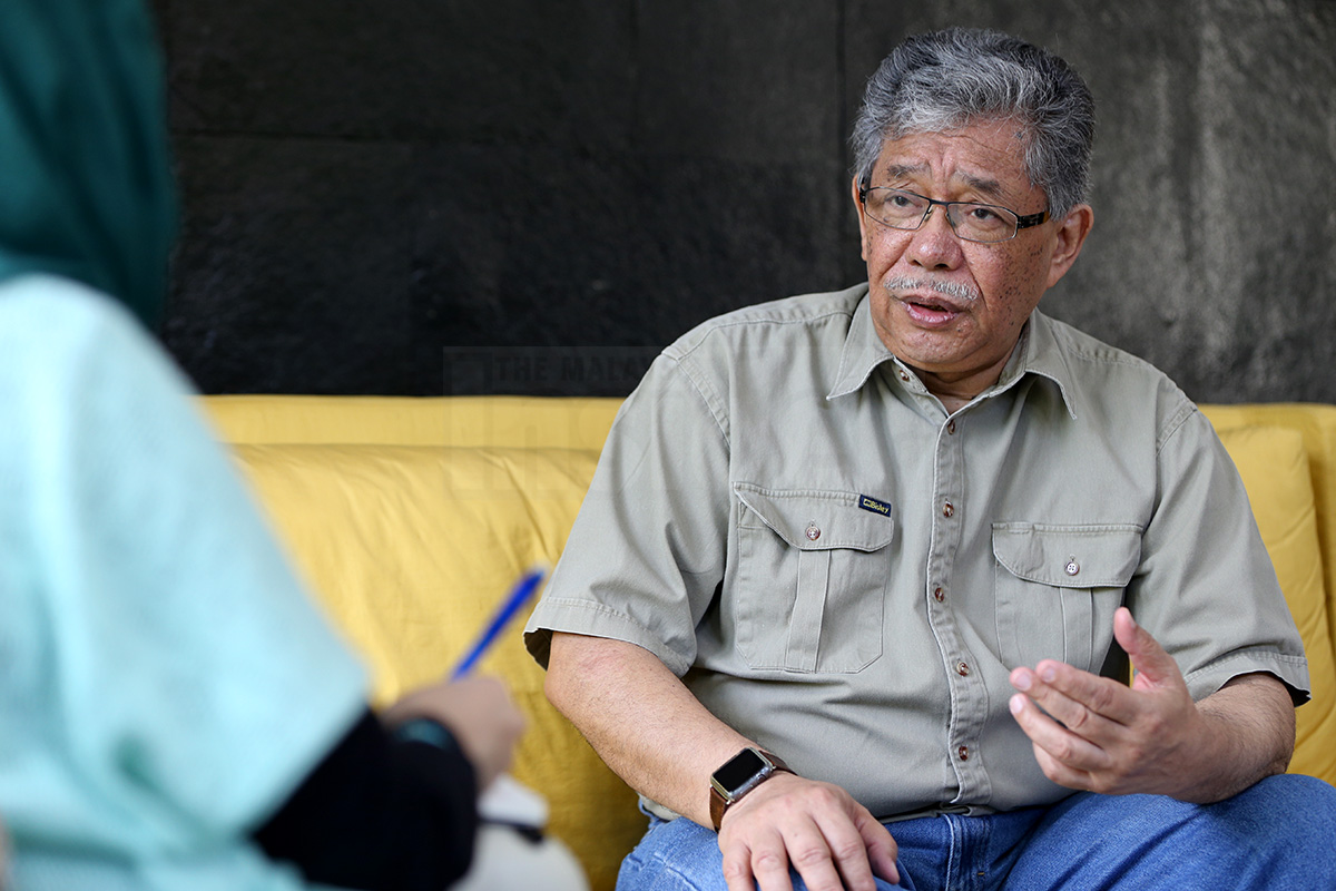 Tawfik Ismail, anak sulung bekas timbalan perdana menteri Tun Dr Ismail Abdul Rahman bercakap mengenai allahyarham bapanya ketika ditemubual di rumahnya, baru-baru ini. – Gambar The Malaysian Insider oleh Kamal Ariffin, 9 November, 2015.