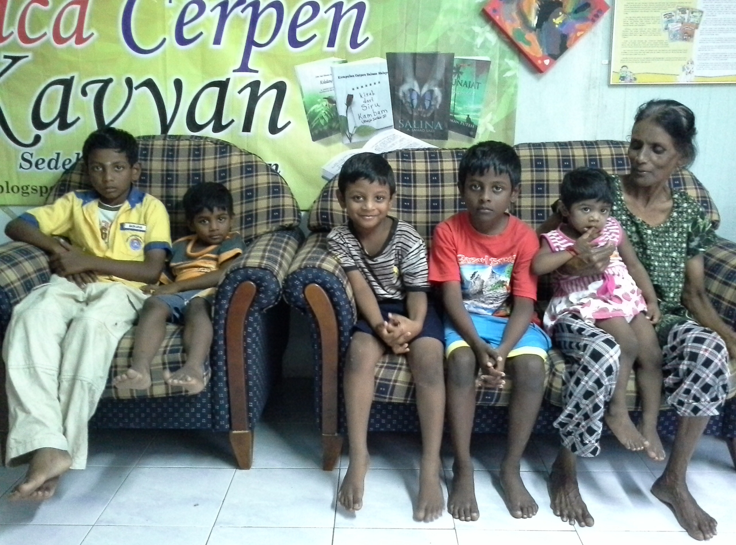 Krishnamah bersama cucu-cucunya.