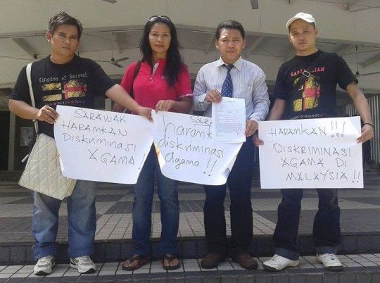 Penduduk Sarawak turut membuat laporan polis. – Gambar ihsan Daniel, 12 Mei, 2014.