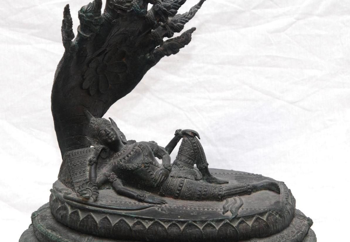 Patung gangsa dari Thailand ini menggambarkan Dewa Vishnu dalam posisi sayana.