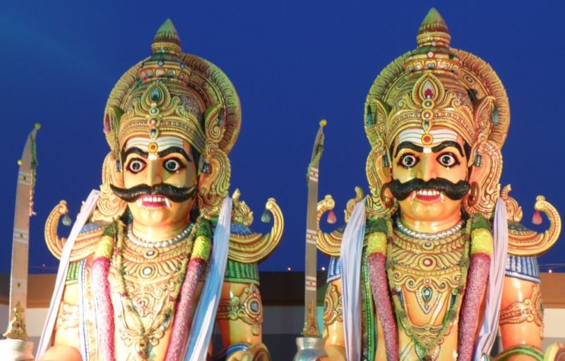 Dewa-dewa kecil ini dikenali sebagai ‘kaaval theivam’ (dewa pengawal). – Gambar ihsan Uthaya Sankar, 28 September, 2014. 