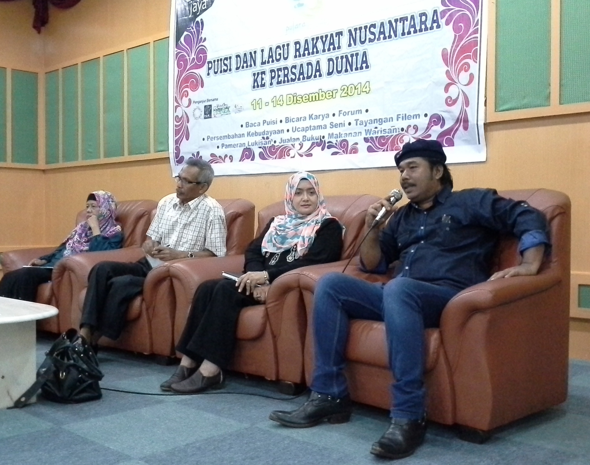 Forum yang membincangkan cara-cara mengantarabangsakan lagu rakyat dan puisi Melayu tradisional.