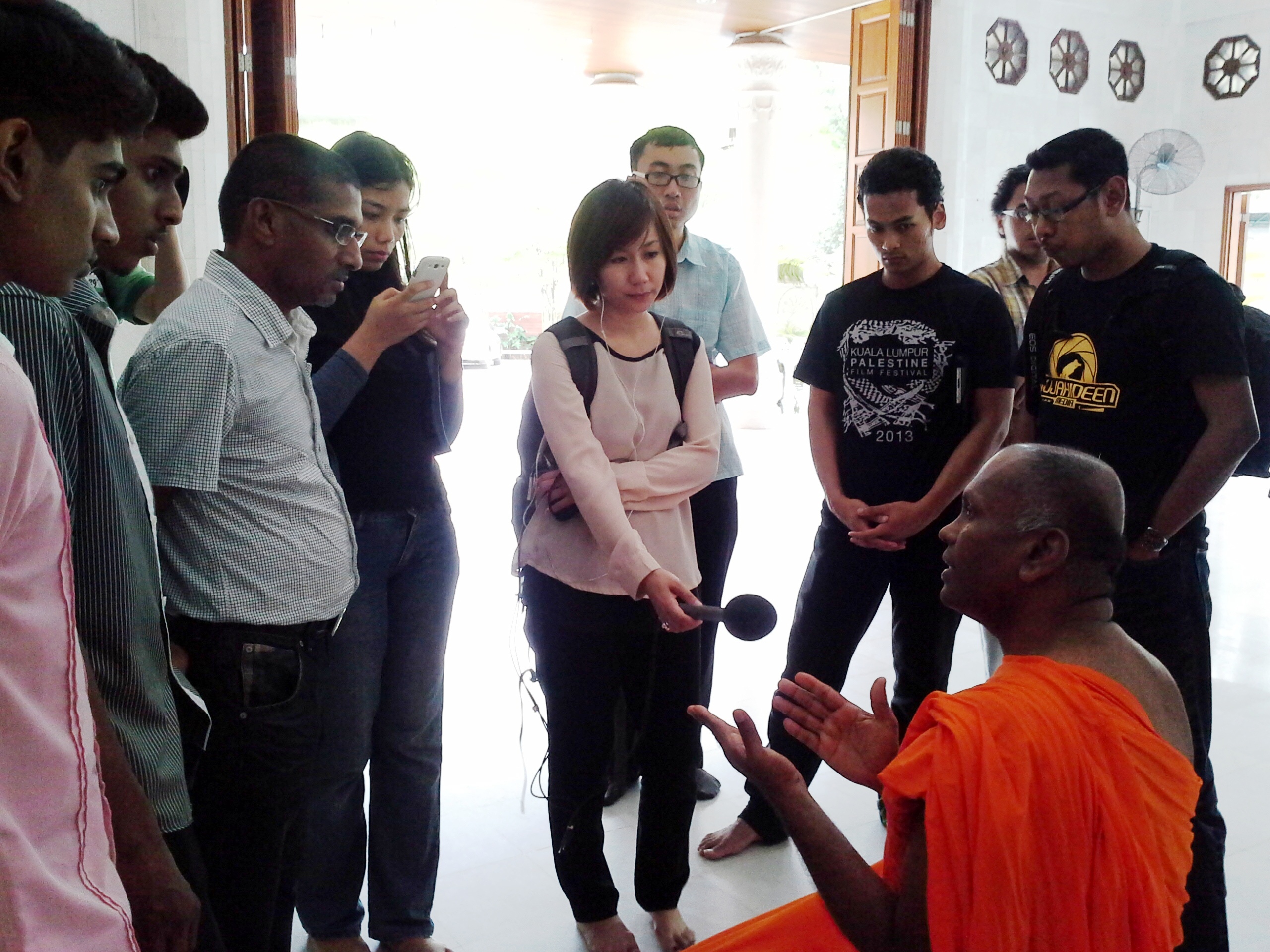 Konvoi Rumah Ibadat turut membawa peserta ke wat Buddha.