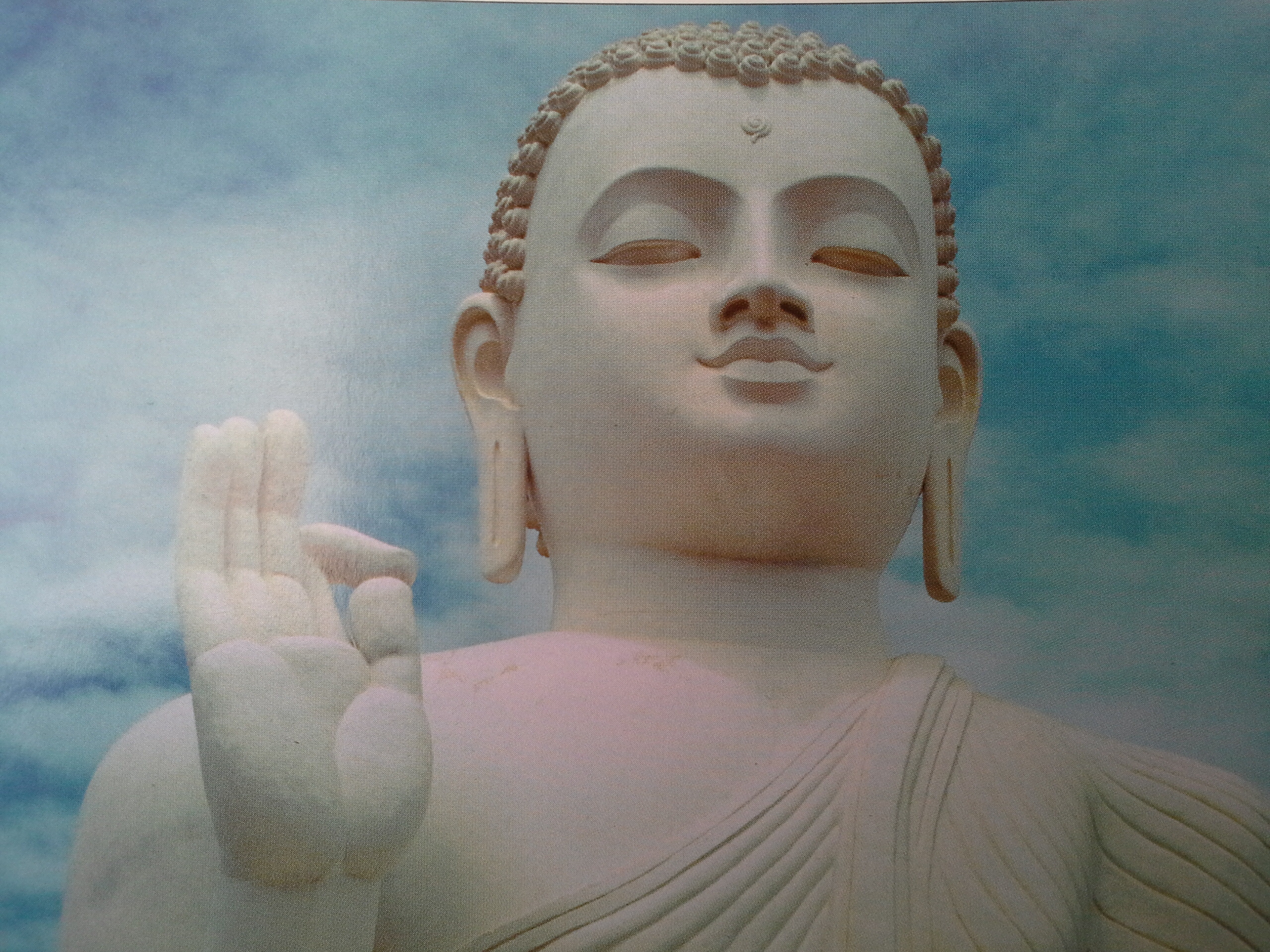 Patung Mahinda, putera Asoka, yang membawa ajaran Buddha ke Sri Lanka.