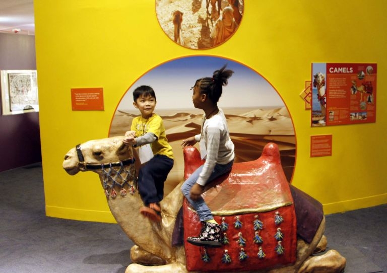 Children can touch and experiment with artefacts of Muslim culture. – AFP/Relaxnews, March 8, 2016. 
