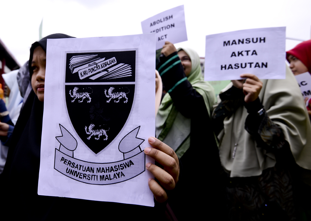 The Najib administration relies on a range of broad and vaguely worded laws, such as the Sedition Act, ‘to harass, investigate and arrest’ individuals for peaceful expression, says a global rights group. – The Malaysian Insider file pic, October 27, 2015.