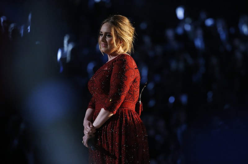 Adele yang gugup memulai tur dunia di Belfast