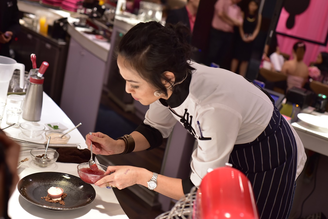 Chef Isadora Chai assembles her deconstructed pomegranate with Belgian chocolate and pomegranate caviar. – Pic by Magnum, January 28, 2016. 