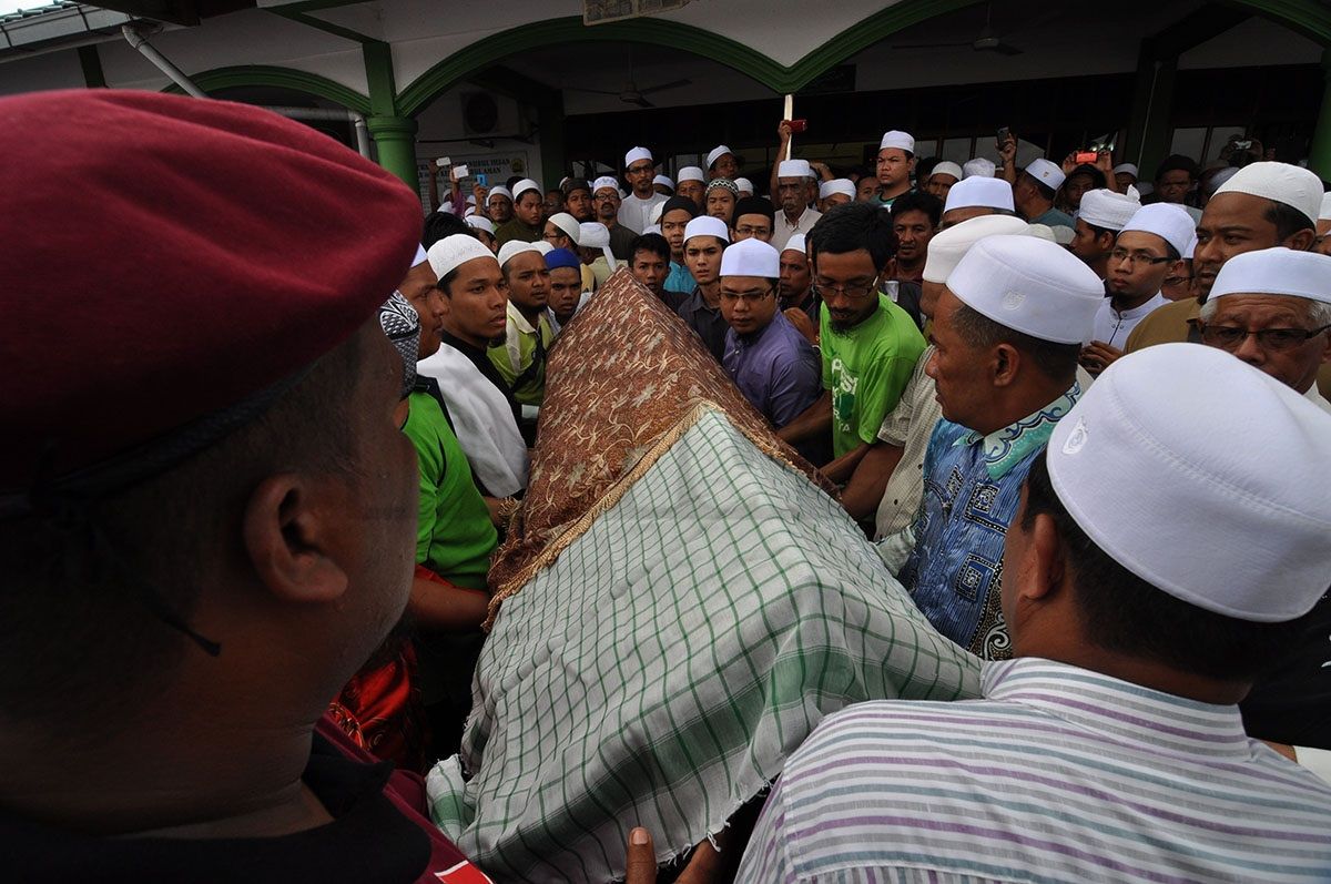Orang ramai mengangkat jenazah Tan Sri Azizan Razak untuk disembahyang dan dikebumikan.