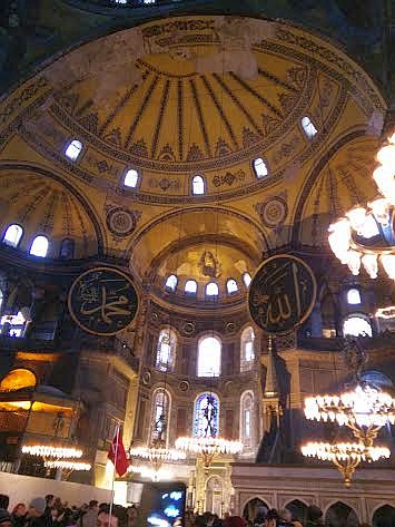 Ciri-ciri Islam dan Kristian bergabung dalam Aya Sophia yang dahulunya gereja, kemudian dijadikan masjid dan kini menjadi muzium yang menjadi tarikan ramai di Istanbul.