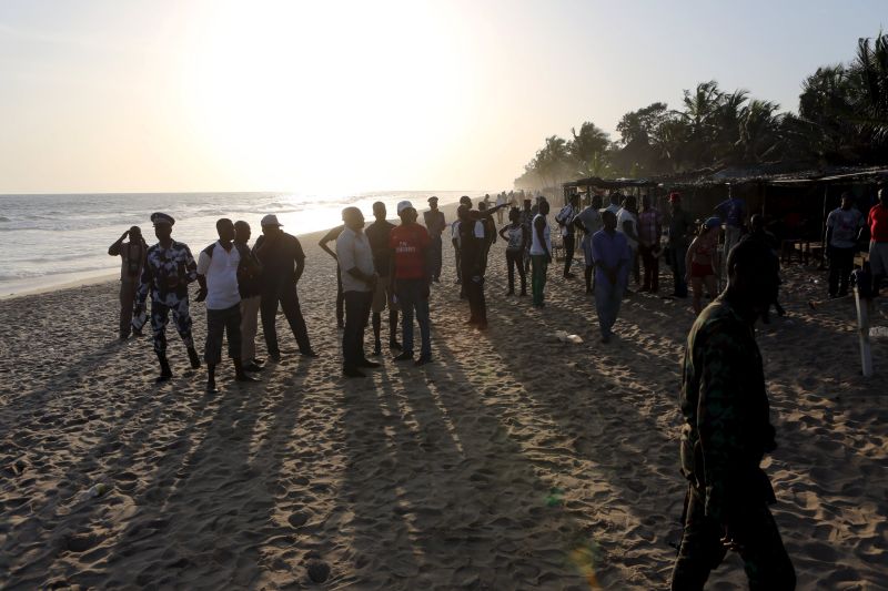 Orang-orang bersenjata membunuh 16 orang di resor Pantai Gading
