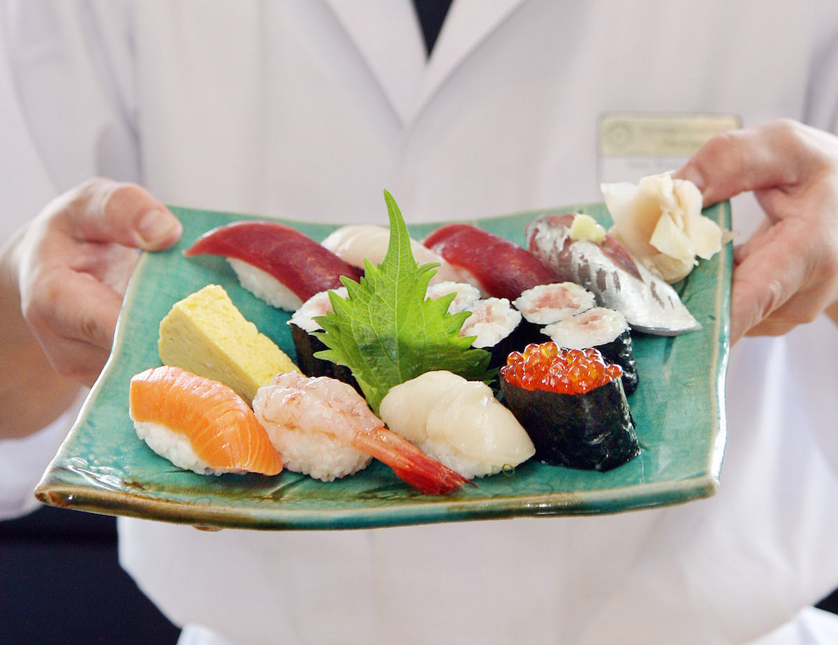 Jepang membuat program sertifikasi sushi untuk koki asing