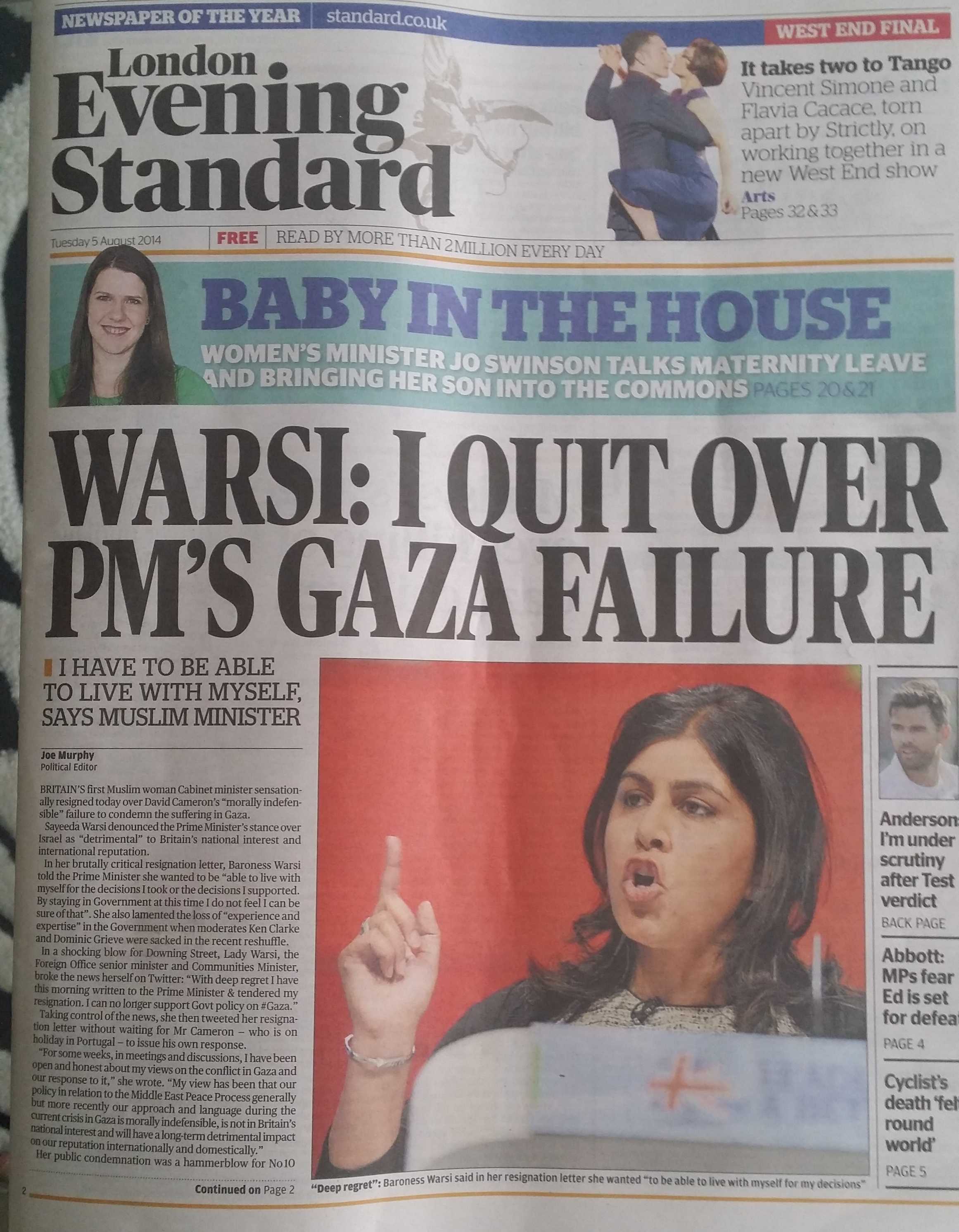 Keratan akhbar yang memaparkan Sayeeda Warsi, wanita Muslim pertama dalam Kabinet United Kingdom yang meletakkan jawatan kerana tidak berpuas hati terhadap sikap David Cameron mengenai isu Gaza. 