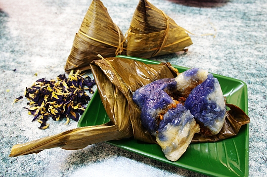 The incredibly tasty rice dumplings with the blue pea flowers that colour them a beautiful blue. – Pic courtesy of Hungry Go Where, October 29, 2014.