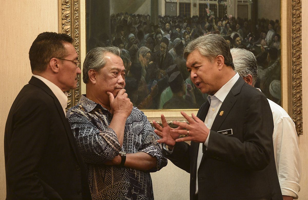 Datuk Seri Ahmad Zahid Hamidi (right) assures Tan Sri Muhyiddin Yassin of a fair hearing if the latter complains to the Registrar of Societies about his suspension as Umno deputy president. – The Malaysian Insider pic, March 4, 2016.