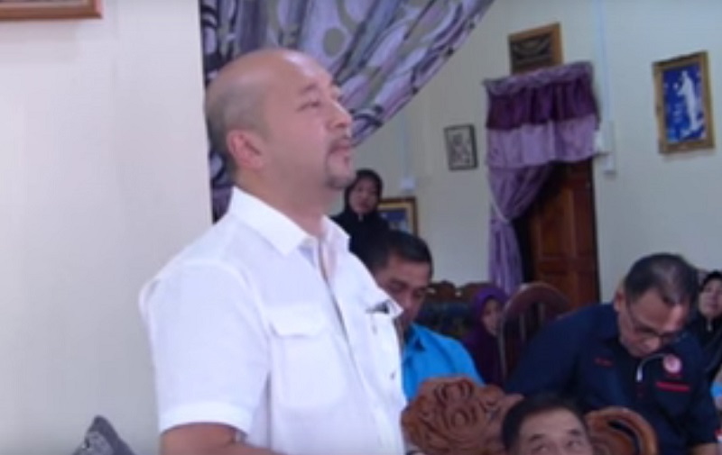 Former Kedah menteri besar Datuk Seri Mukhriz Mahathir is caught on a video saying that Umno branches can only table motions of undivided support for the president. – Din Turtle screen grab, March 13, 2016.