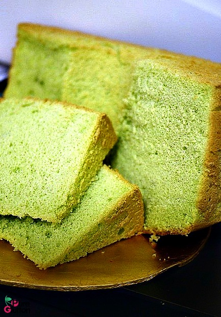 The aromatic fragrance from pandan juice in a light, fluffy cake makes for the perfect teatime snack.