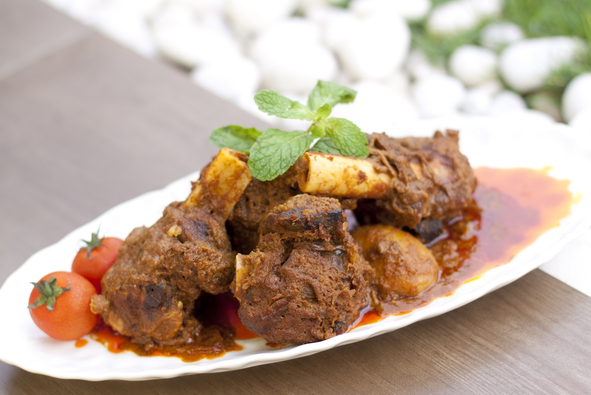 A crowd-pleaser and absolutely delicious dish for any occassion, this lamb shank dry curry goes well with rice, noodles and bread!