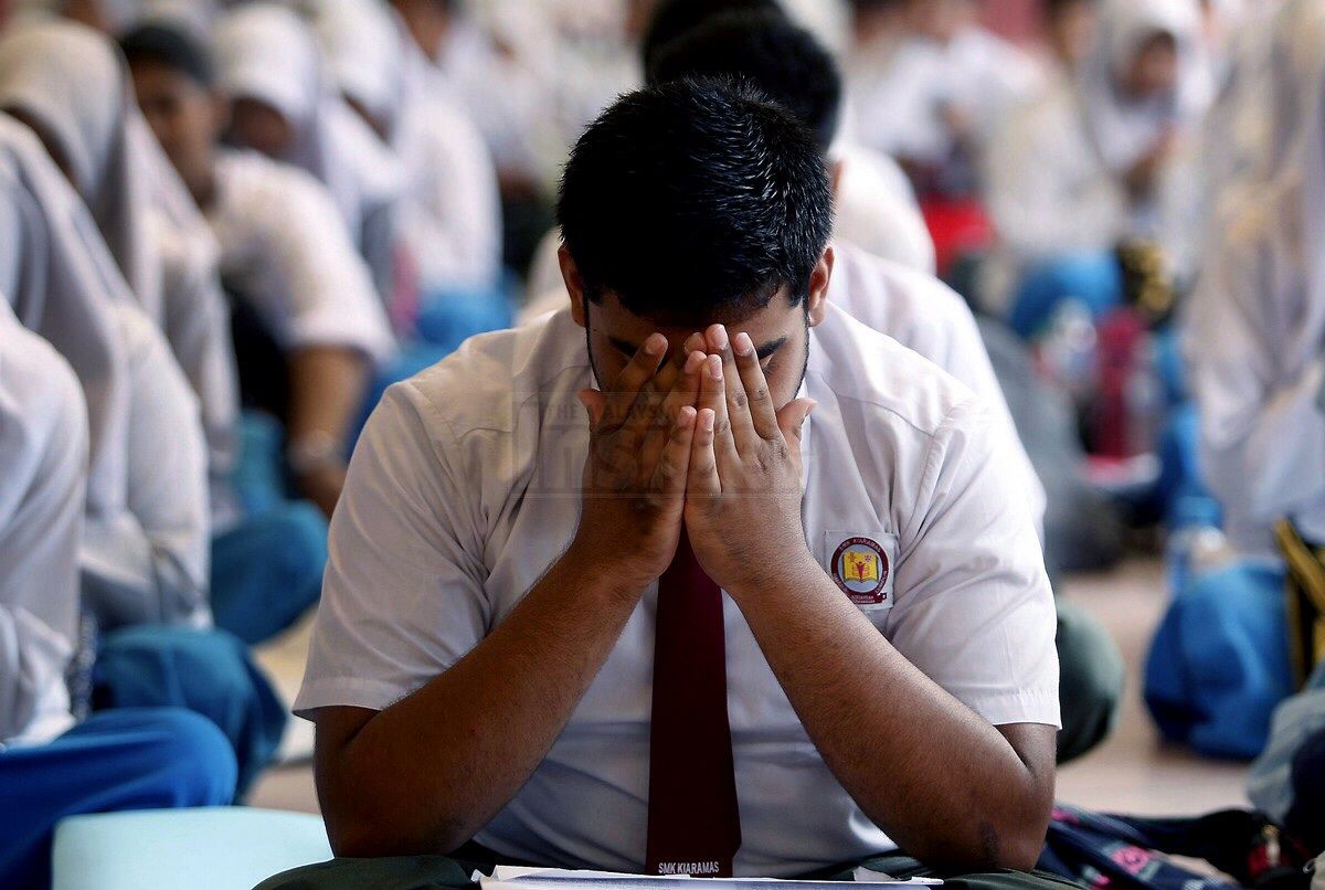 There has been a drop in the number of students who obtained excellent results in last year's SPM compared to the previous year. – The Malaysian Insider file pic, March 4, 2016.