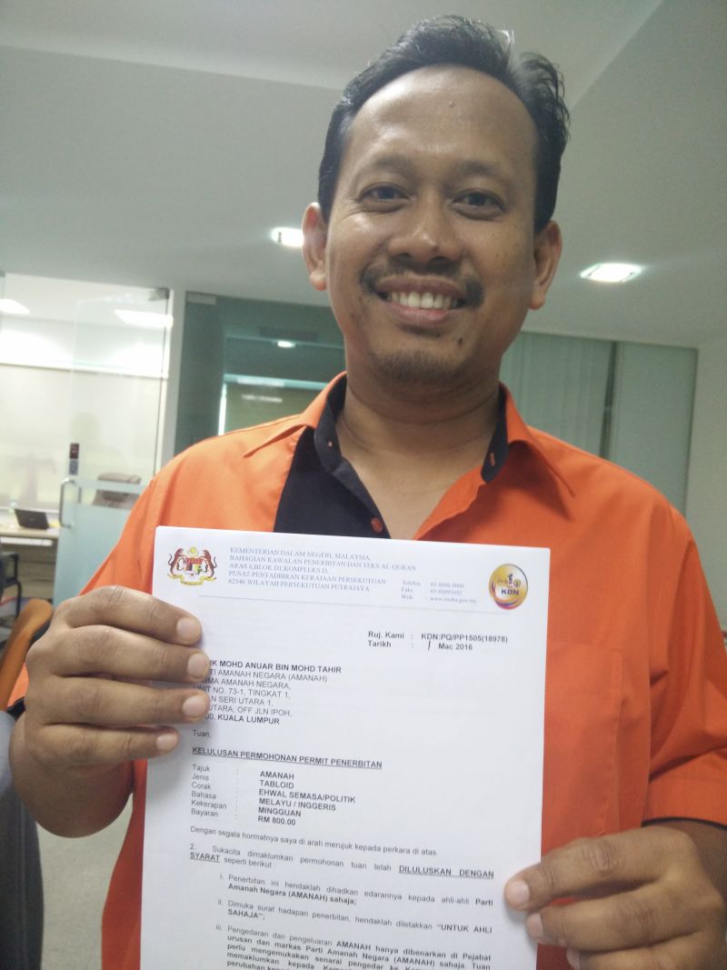 Setiausaha Organisasi Amanah Suhaizan Kaiat menunjukkan permit menerbitkan akhbar mingguan daripada Kementerian Dalam Negeri. – Gambar The Malaysian Insider, 3 Mac, 2016.