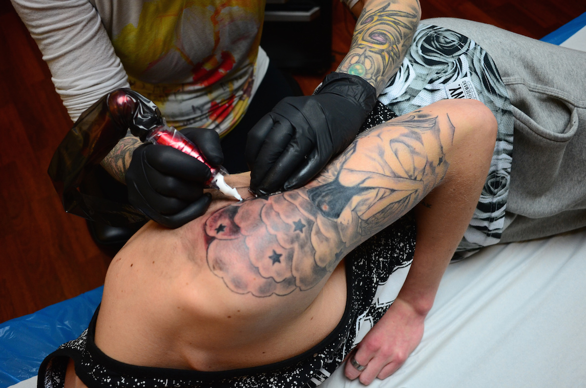 Bagaimana tato ada di bawah kulit kita