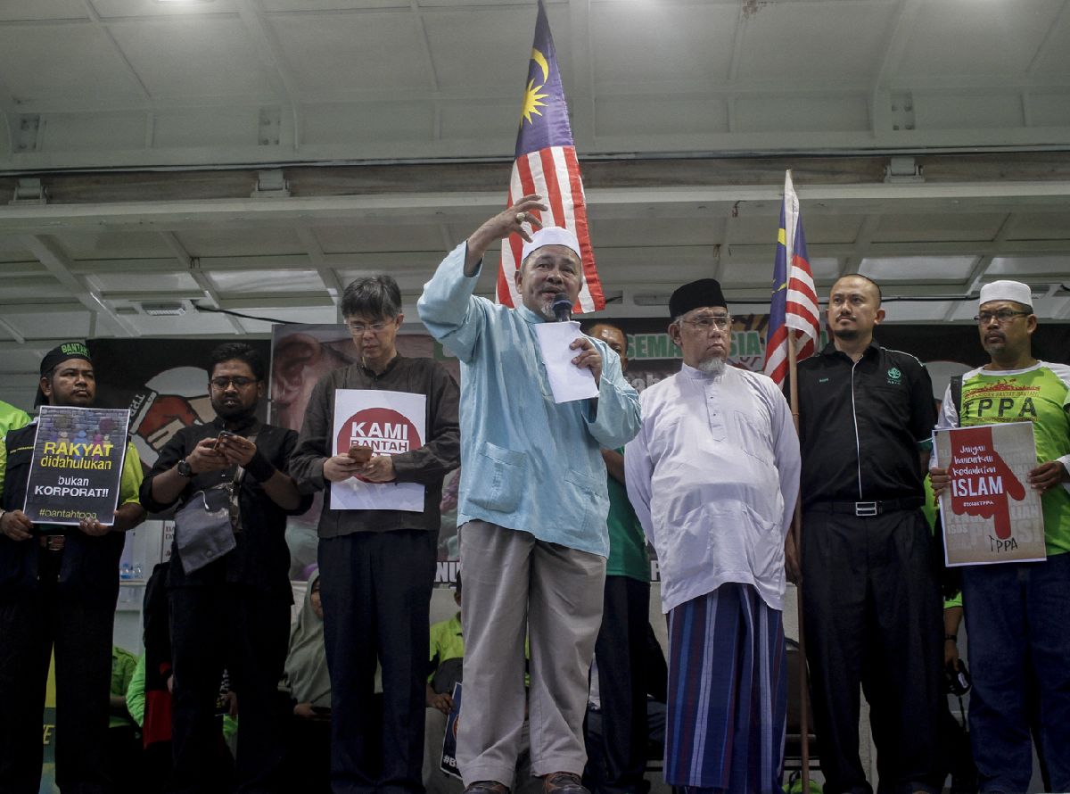 PAS deputy president Tuan Ibrahim Tuan Man (centre) with PKR's Tian Chua (third, left) and other protest group leaders, addressing the large gathering for the anti-TPPA protest rally at the Padang Merbok in Kuala Lumpur today. – The Malaysian Insider pic by Seth Akmal, January 23, 2016.