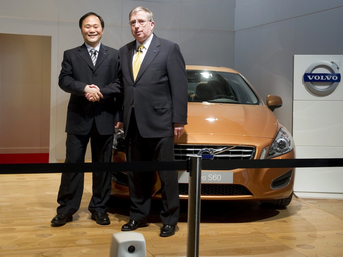 Chairman of Zhejiang Geely Holding Group Li Shufu (left) and former Executive Vice President and Chief Financial Officer of Ford Lewis Booth shake hands in front of a Volvo S60 in Torslanda, Gothenburg. Volvo Car Group plans to export a Chinese-made midsize sedan in 2015 to the US. – Reuters pic, January 11, 2015.